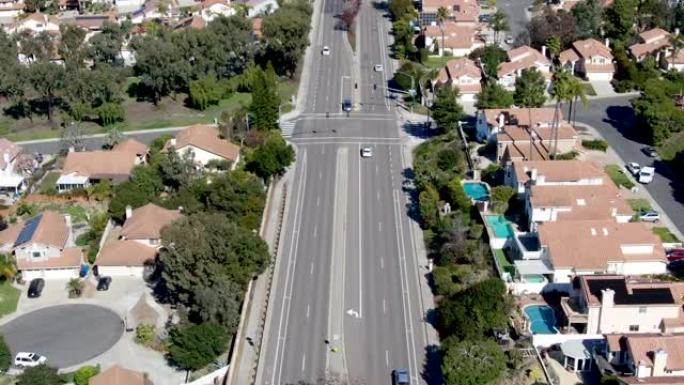 圣地亚哥典型郊区的道路鸟瞰图，大别墅彼此相邻