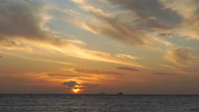 阳光下的一艘渔船海平面夕阳晚霞