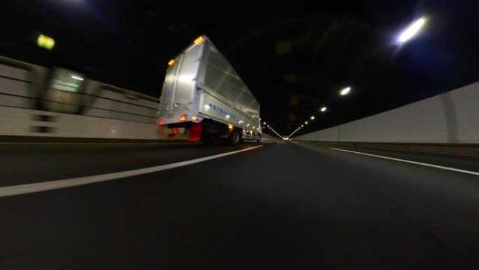 高速公路上的夜间驾驶 | 隧道