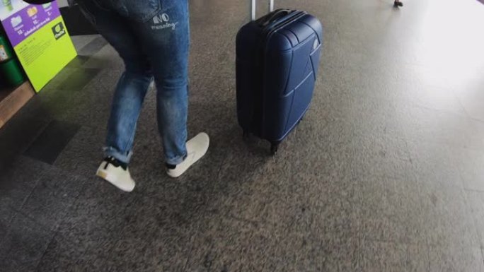 亚洲女旅客在运输站拉行李前往机场度假