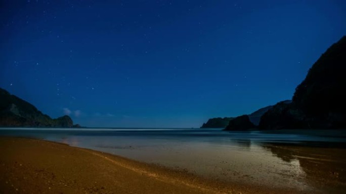 夜间在海滩上的时光流逝，星星在移动