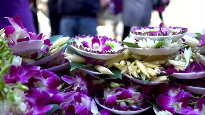 紫花用于亚洲寺庙祭祀。模糊的背景是崇拜者。主题在右边。