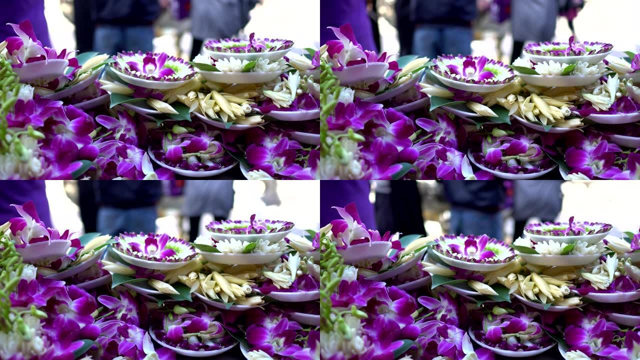 紫花用于亚洲寺庙祭祀。模糊的背景是崇拜者。主题在右边。