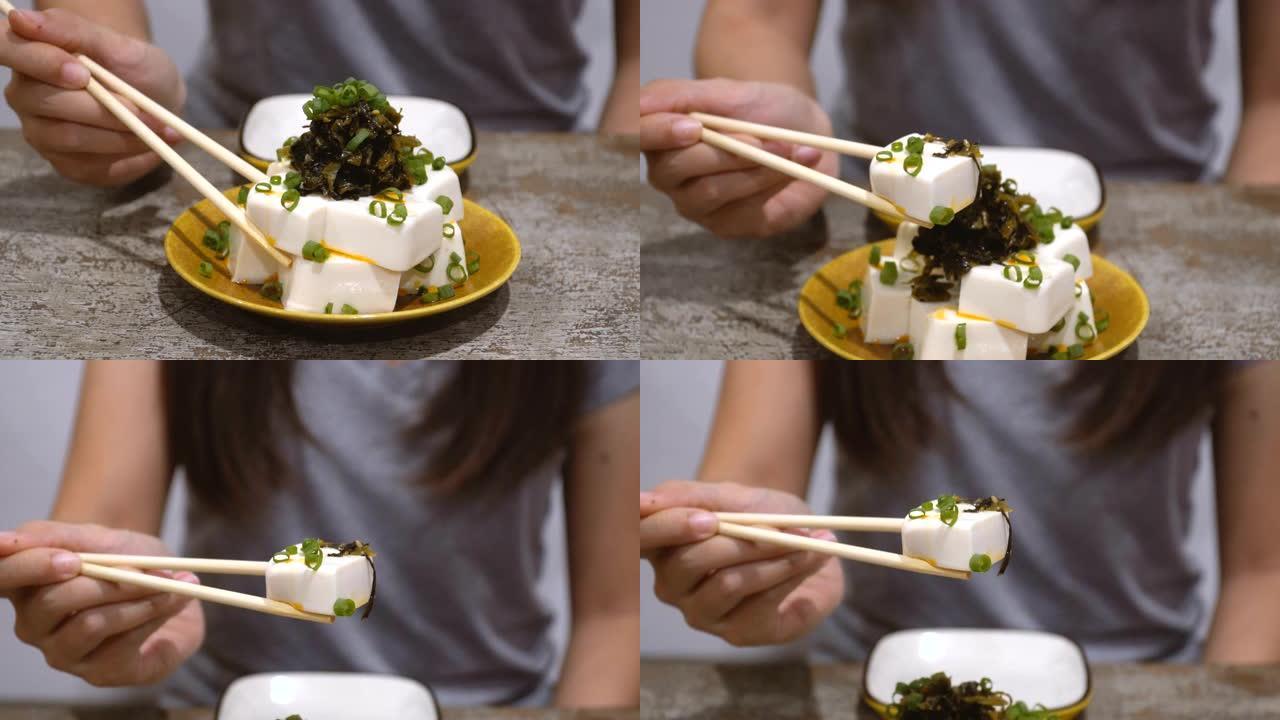 用筷子捡冰鲜豆腐生鱼片