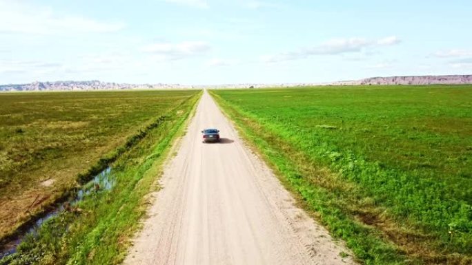 在南达科他州荒地国家公园行驶的汽车