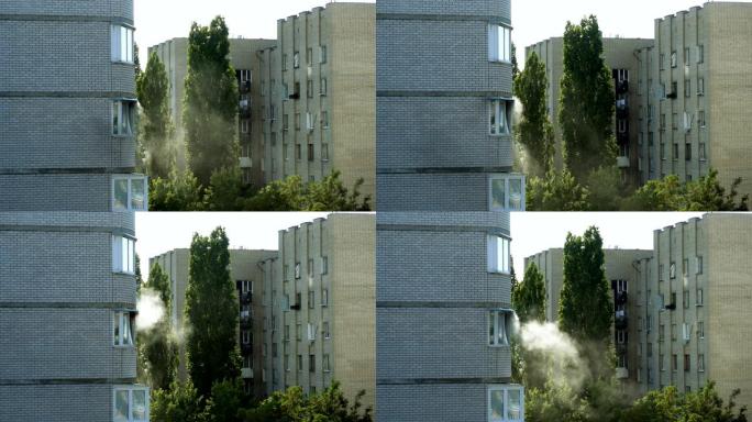 一团灰色的烟雾从燃烧的公寓的窗户里冒出来。4K