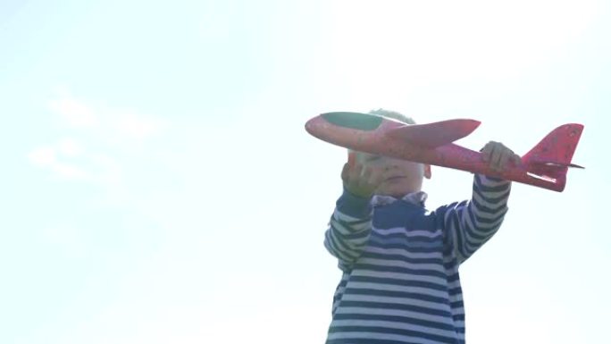 男孩在外面玩玩具飞机