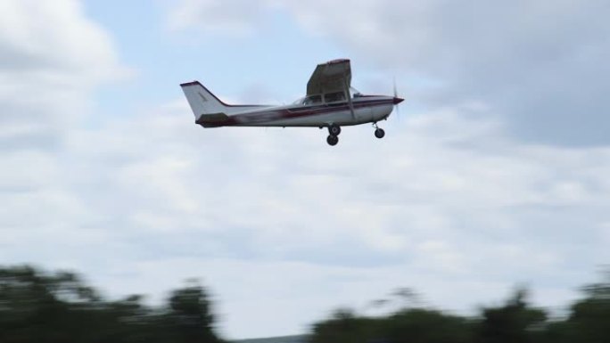 红色塞斯纳172天鹰二号飞机在跑道上起飞