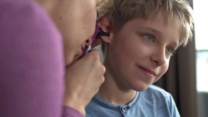 小男孩做耳朵检查耳朵检查