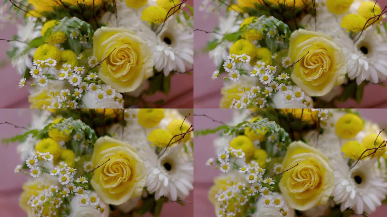 美丽的黄色花束，玫瑰和花瓶中的各种其他花朵。