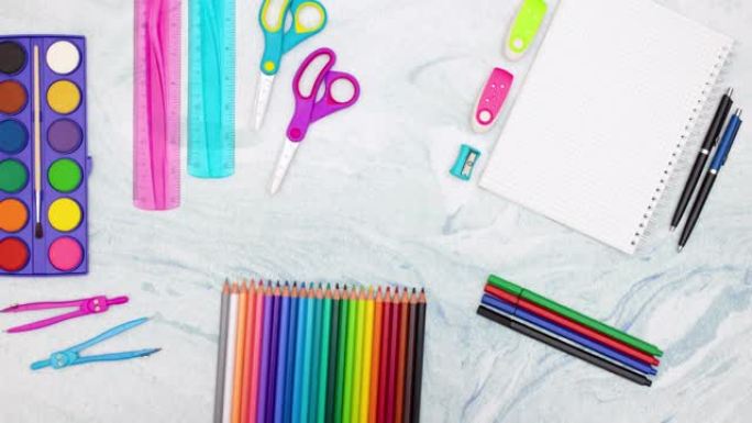 回到学校-学校用品，铅笔，剪刀，彩色铅笔，笔记本，桌子上的标尺-停止运动
