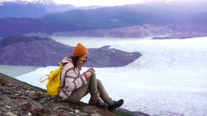 托雷斯德尔潘恩国家公园灰色冰川附近的女人暖手