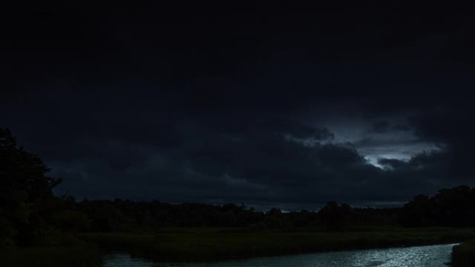 雷雨云在晚上，有闪电。4k延时循环。夜暴云景观。令人印象深刻的闪电风暴天空。几个强大的闪光灯和灯光。
