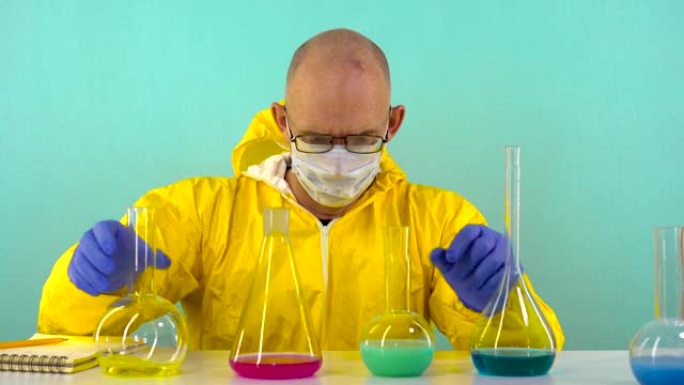 化学实验室助理穿着黄色防护服，戴着手套和眼镜，在他面前一个装有试剂的烧瓶，实验室助理感到沮丧和沮丧。
