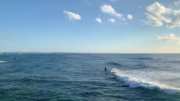 冲浪者在日本冲绳美丽的热带岛屿上乘浪前进