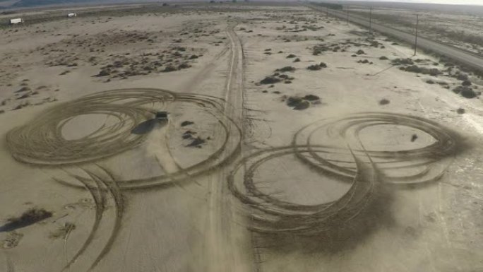 汽车驾驶，漂移并在莫哈韦沙漠留下轮胎痕迹