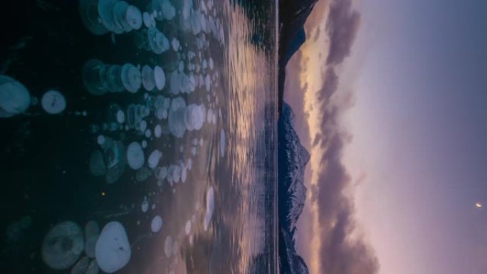 冬季有气泡的亚伯拉罕湖的日落