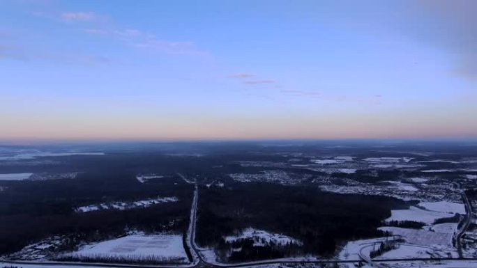 从暮色中的高处观看冬季景观的圆形全景 (360度)。寒冷的黎明鲜艳的冬季森林美丽的自然景观