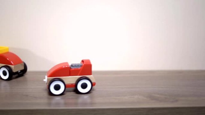 孩子在后院玩红色玩具车。