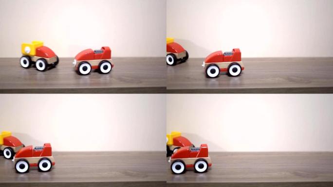 孩子在后院玩红色玩具车。