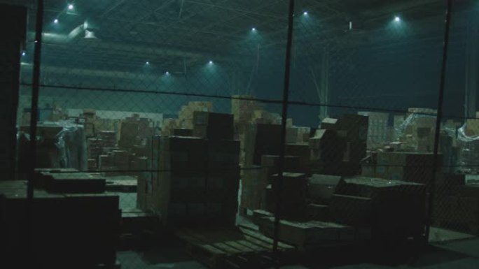 临时仓库大型物流商务结构带箱。仓库内的许多纸箱或纸板箱。生产厂工业仓库地板上的箱子。在阿里相机上拍摄