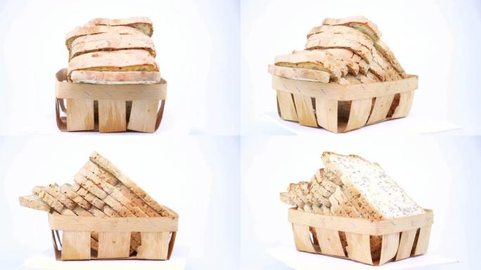白色背景上的切片面包。亚麻籽。面包日。美食照片。文本的位置。背景图像。