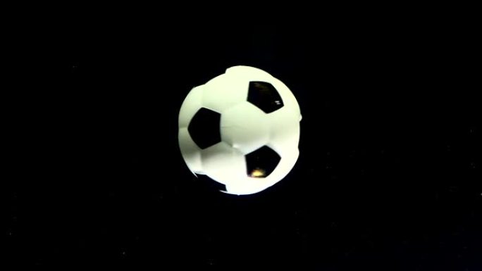 足球在黑色太空星背景上绕其轴旋转。