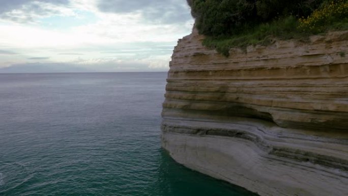 山的风景。希腊地中海的岩石海岸。4K