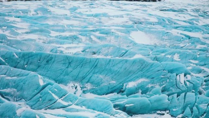 空中无人机拍摄了冰岛巨大的冰川。山中Vatnajokull冰岛冰川的鸟瞰图