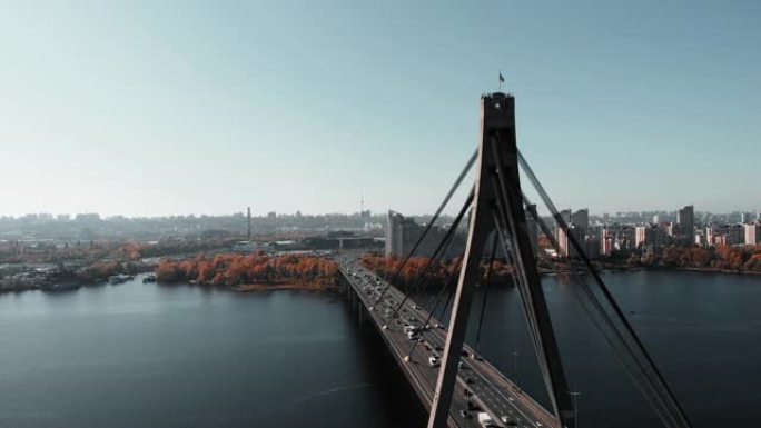 大城市桥上繁忙的汽车交通。高层建筑和植物背景。市中心繁忙的城市步行街。钢绳牵引混凝土桥。空中无人机视