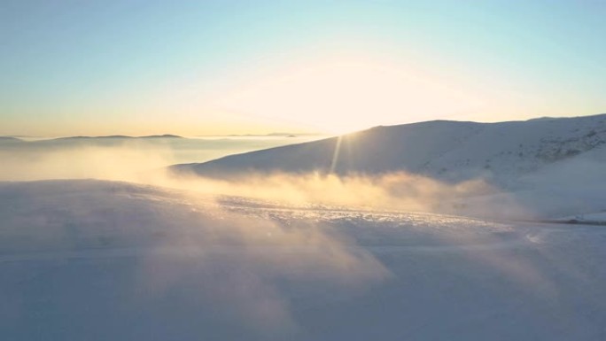 美丽的朦胧日出在雪岭和湛蓝的天空