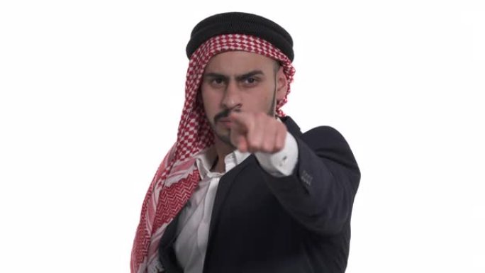 一个阿拉伯年轻人用食指指向相机的特写肖像。手势，自信的手势。孤立，在白色背景上
