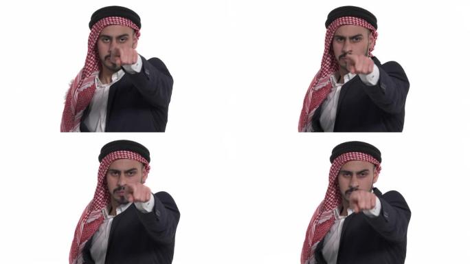 一个阿拉伯年轻人用食指指向相机的特写肖像。手势，自信的手势。孤立，在白色背景上