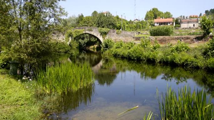 蒙迪姆·德·巴斯特美丽的古董罗马中世纪桥梁景观和卡布里尔河，在葡萄牙