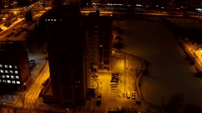 夜城现代建筑覆盖着雪地天线