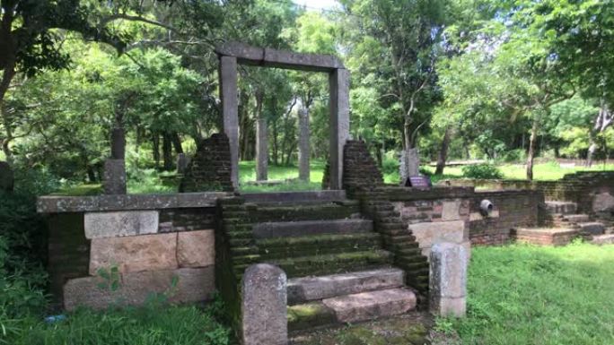 斯里兰卡阿努拉德普勒，宫殿入口的废墟