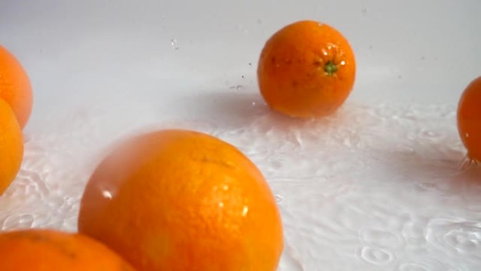 多汁的橘子和飞溅。慢动作。