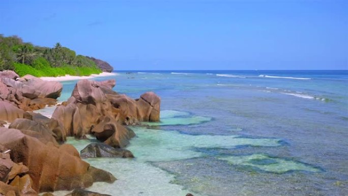 热带海滩Anse Fourmis与典型的花岗岩岩层在拉迪格岛，花岗岩塞舌尔，群岛国家在印度洋