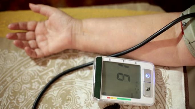 测量血压的成年女性。成年后的医疗保健。