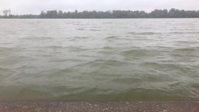 4k多瑙河岸上淹没的铺砌人行道的特写镜头