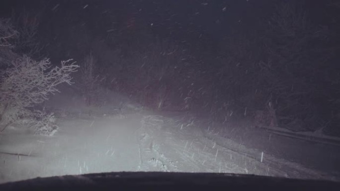 汽车视点。在雪地里开车。汽车在路上行驶。恶劣天气下偏僻的汽车问题。汽车保险。路上有一个女人。