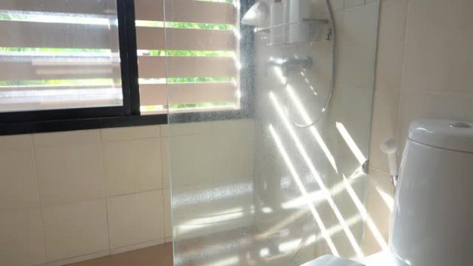 阳光照耀着浴室。卫生间
