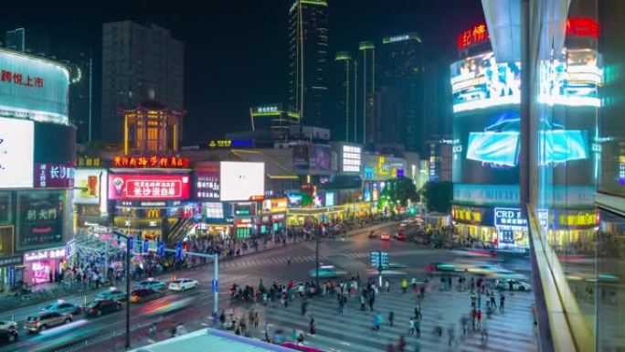 长沙市市中心夜间照明著名交通拥挤十字路口屋顶全景延时4k中国