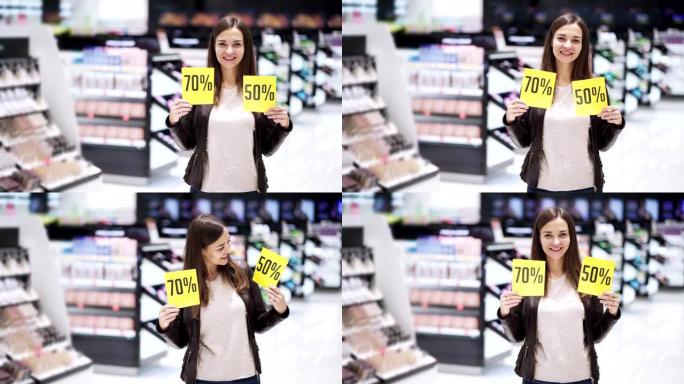 化妆品商店的女人显示两个折扣标志，大甩卖，她震惊了