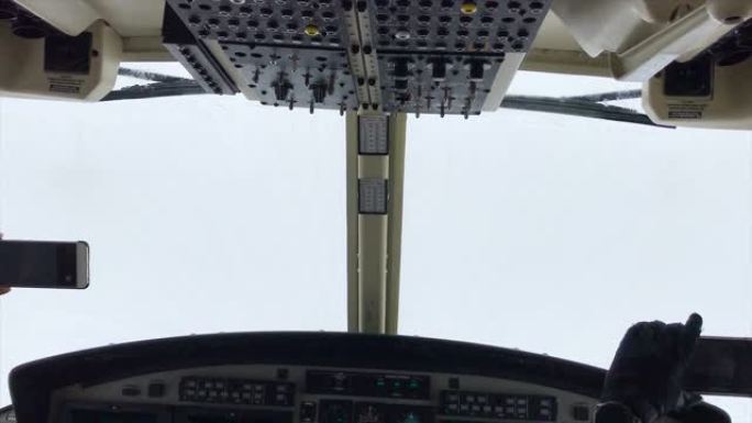 直升机驾驶舱视图飞越天空
