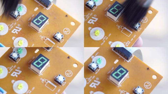 电工清洁小型PCB上的灰尘