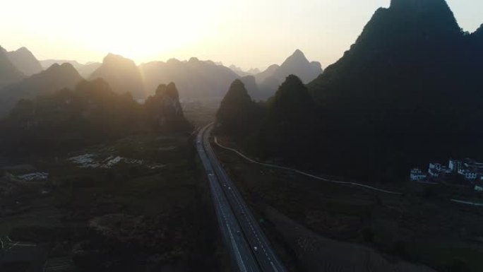 高速公路在夕阳中桂林贵州公路