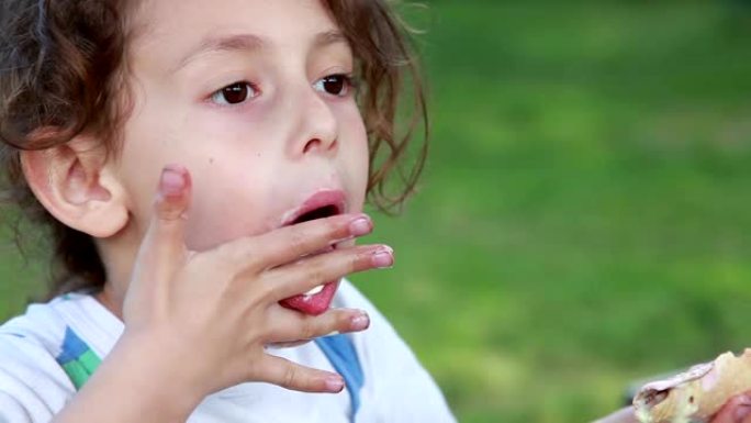 小女孩舔手指上融化的冰淇淋
