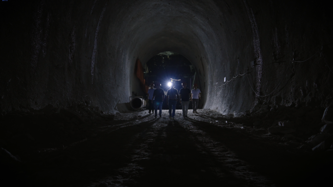 地铁轨道建设 一群人走路脚步光影形象