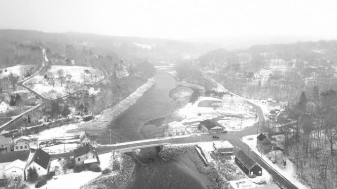 下面的熊河冬天小镇冬季特写城市下雪